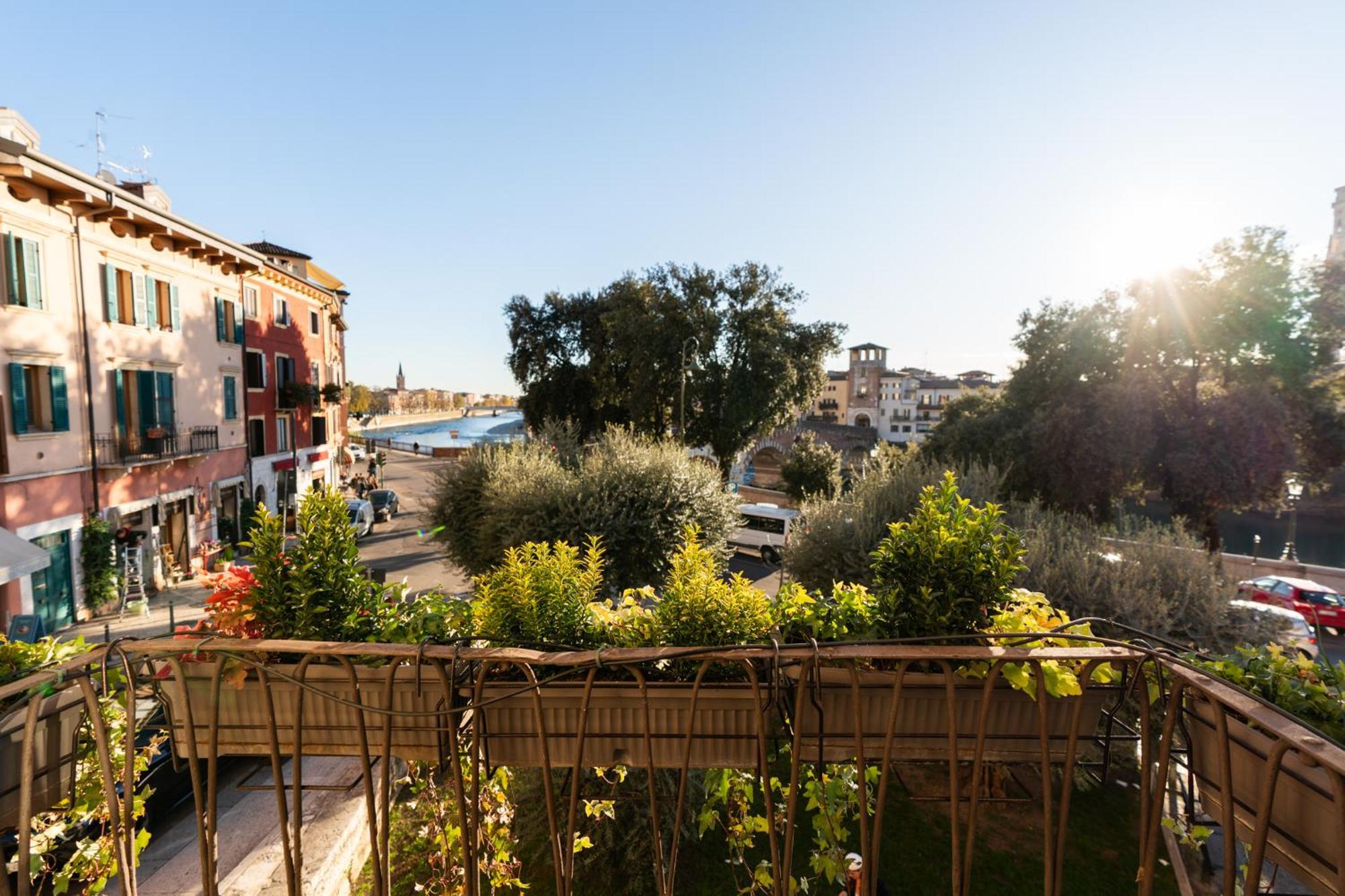 La Finestra Sul Ponte By Postcardsfrom Bed & Breakfast Verona Eksteriør bilde