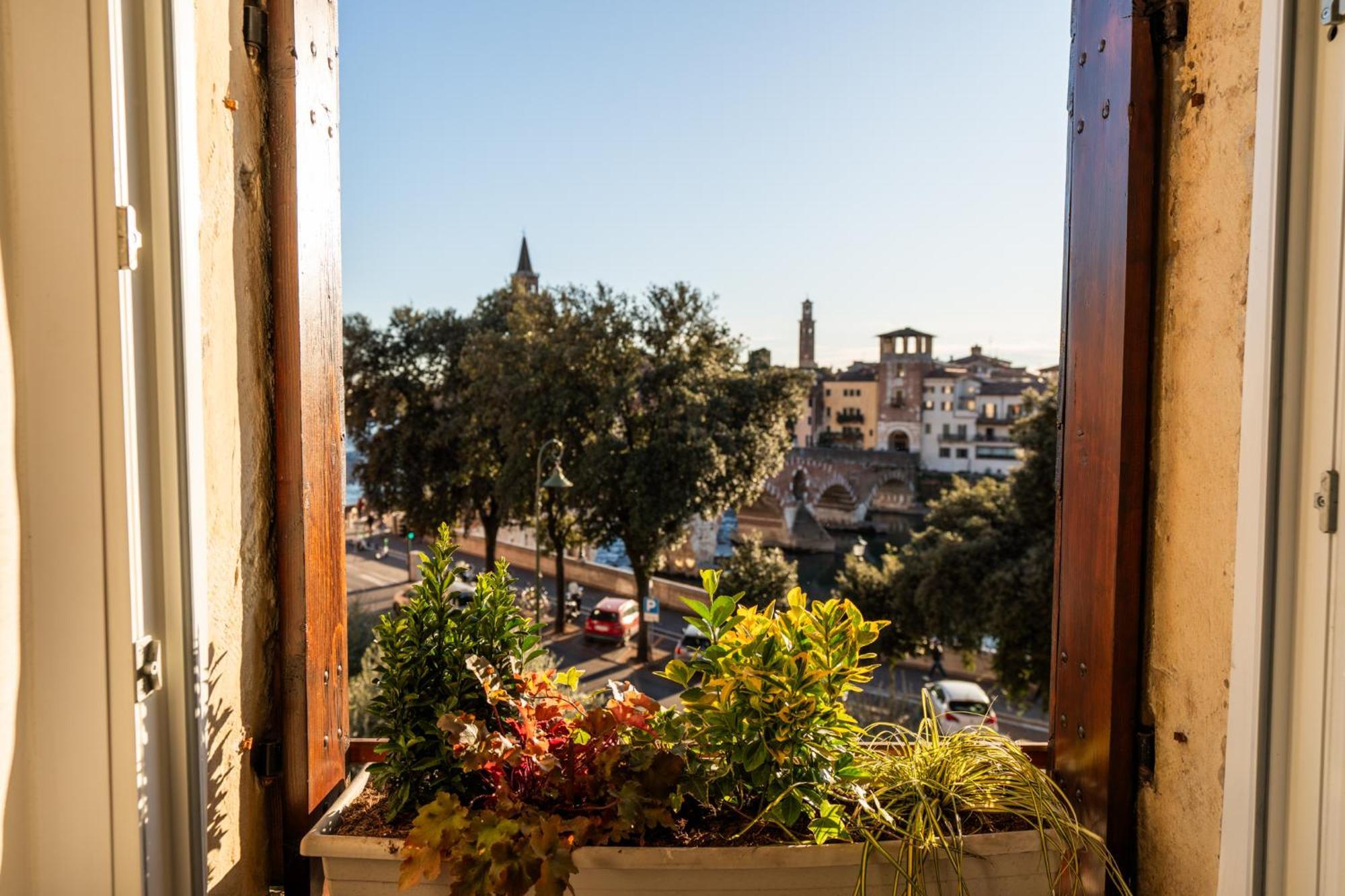La Finestra Sul Ponte By Postcardsfrom Bed & Breakfast Verona Eksteriør bilde