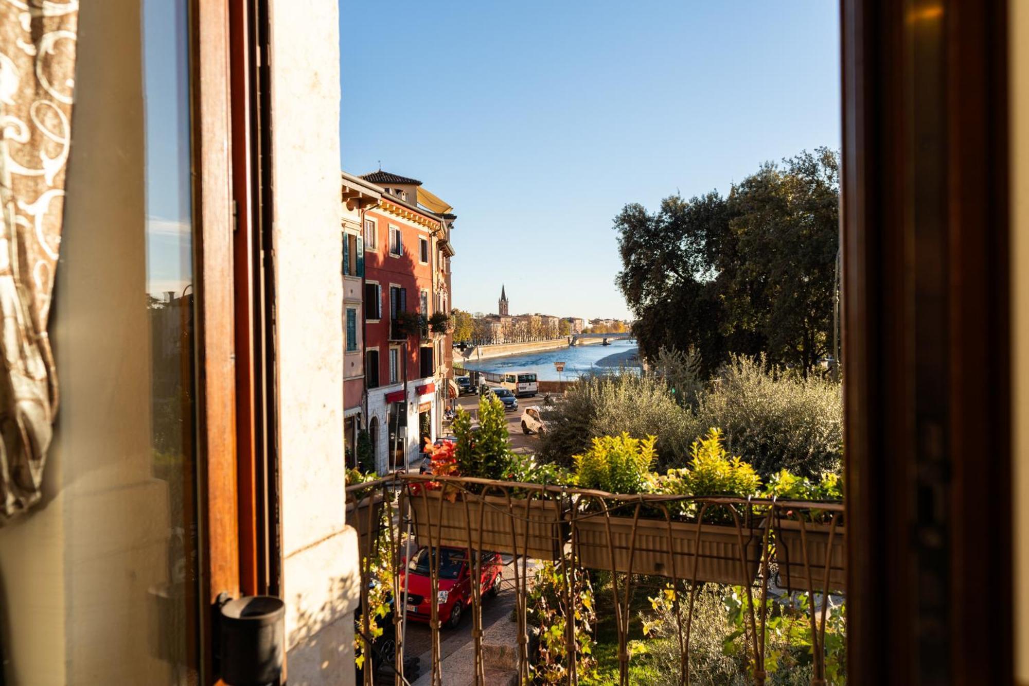 La Finestra Sul Ponte By Postcardsfrom Bed & Breakfast Verona Eksteriør bilde