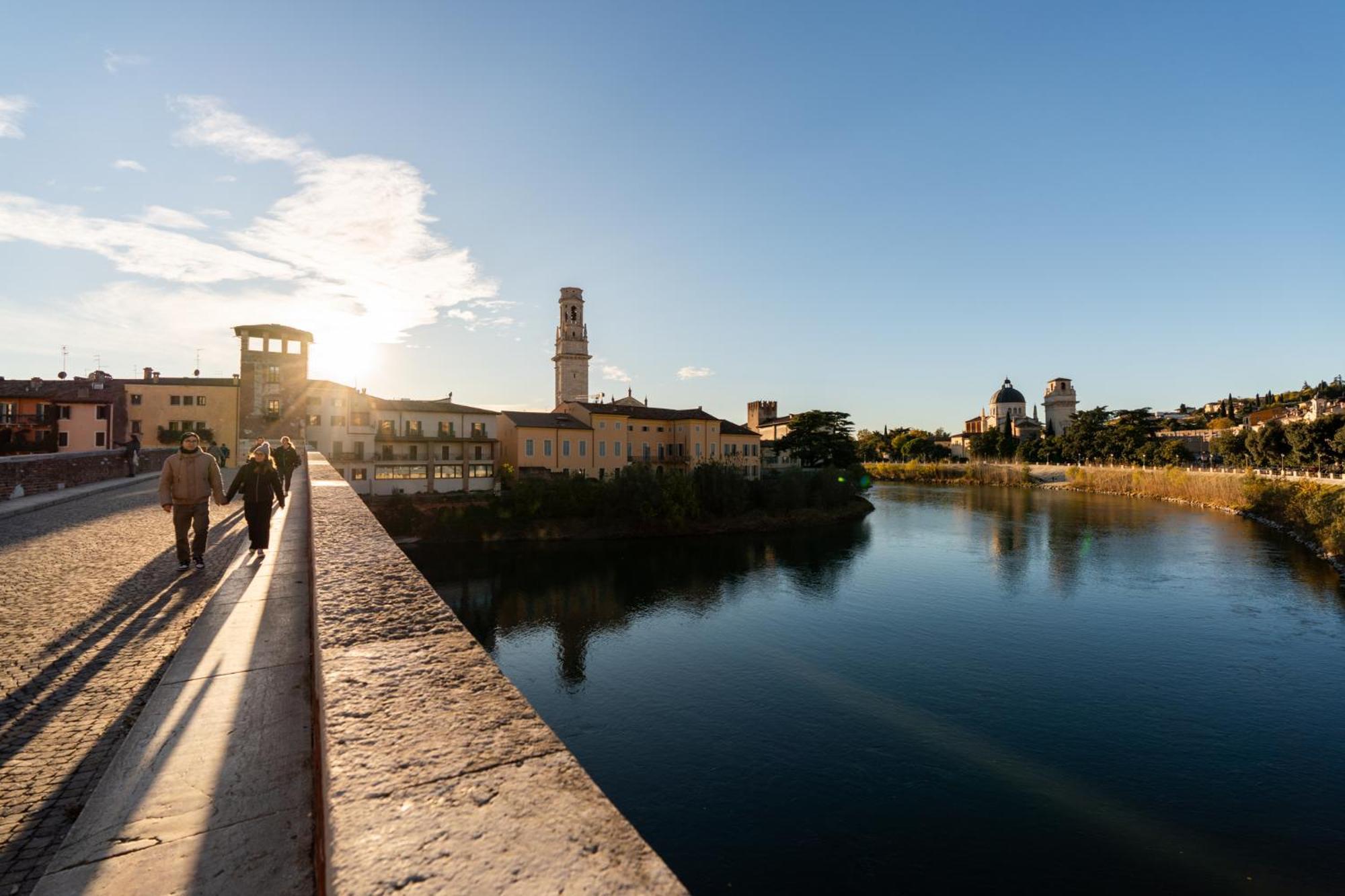 La Finestra Sul Ponte By Postcardsfrom Bed & Breakfast Verona Eksteriør bilde